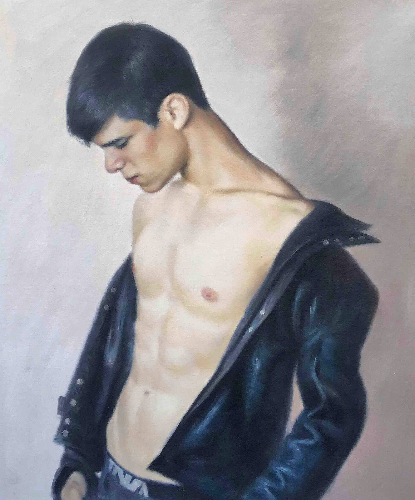 Portrait jeune homme torse nu sous blouson cuir