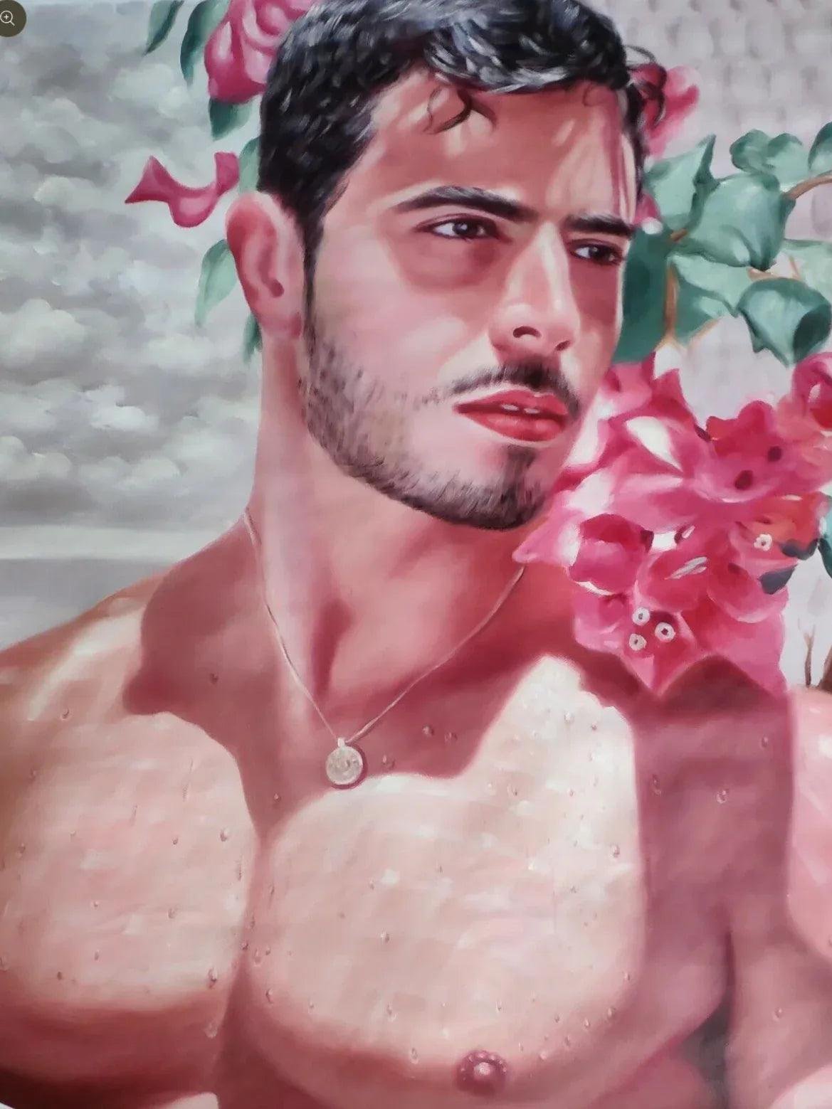 Portrait jeune homme torse nu fleurs en tête